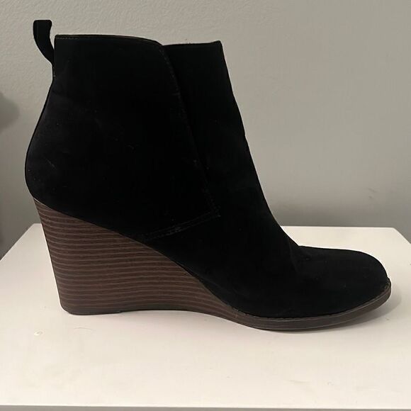 Women's Universal Thread Suede Wedge Booties - Picture 3 of 9